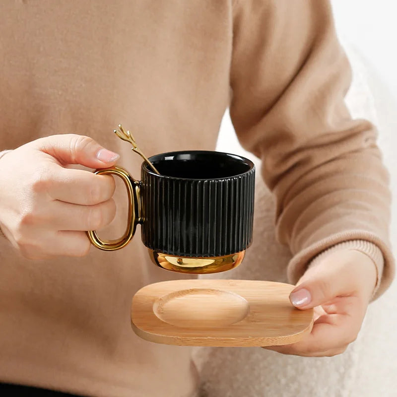 Tasse en Céramique avec Cuillère et Soucoupe Poignée Dorée
