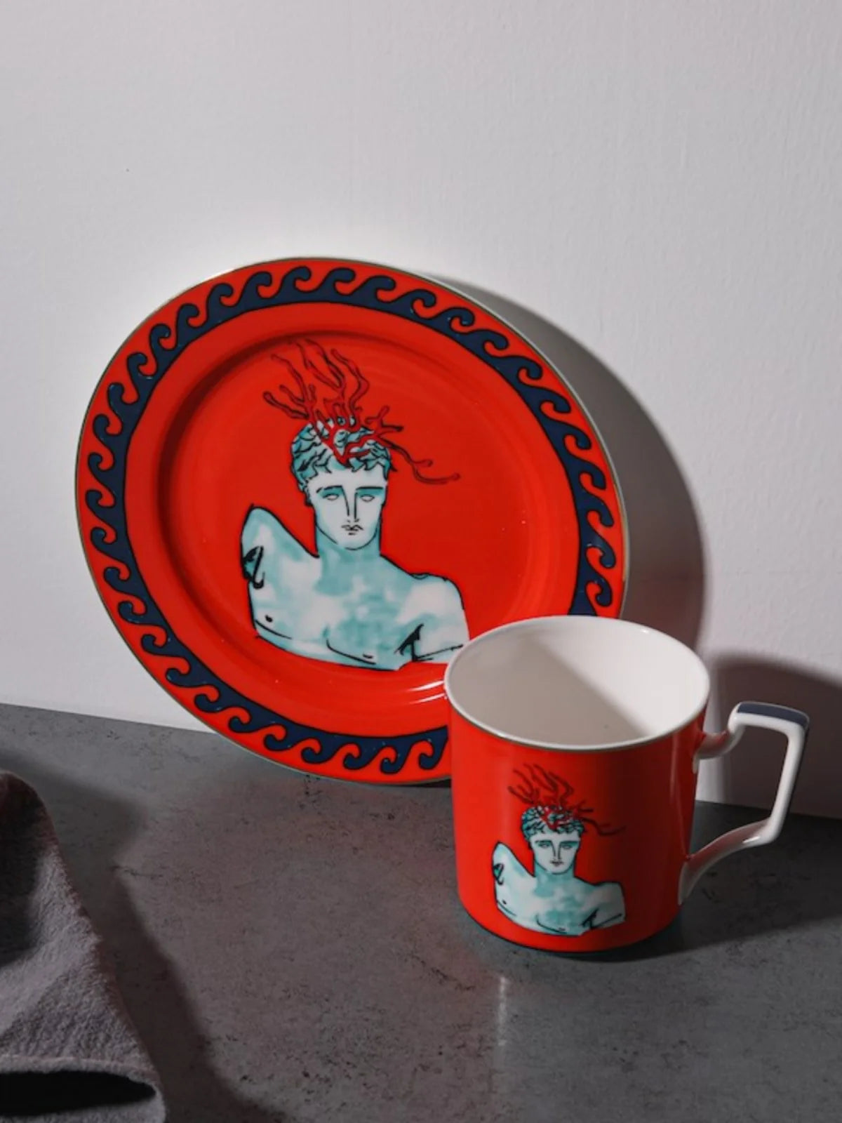 Tasse à Café en Porcelaine Rouge avec Plateau Rond