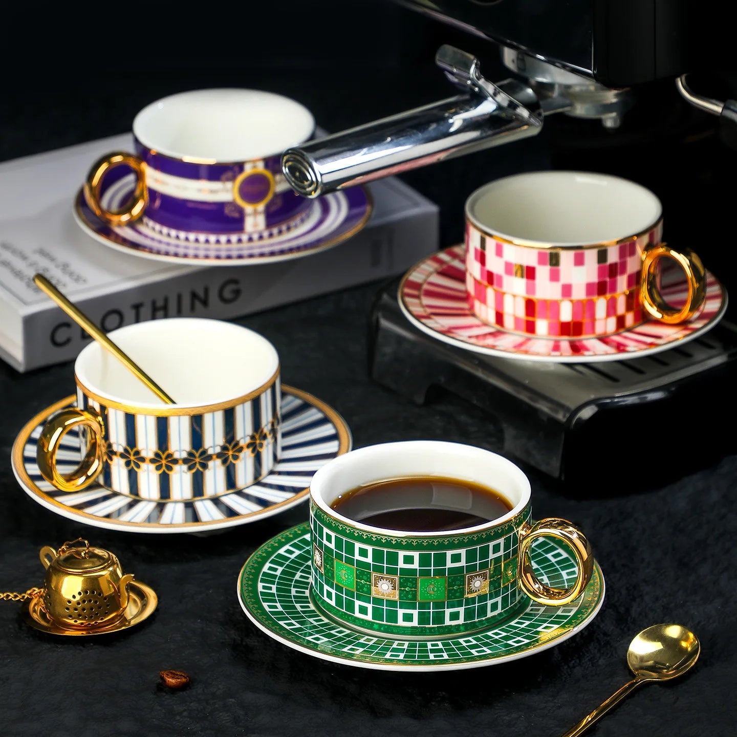 Tasse à Café Porcelaine Fine Bordure Dorée Style Royal