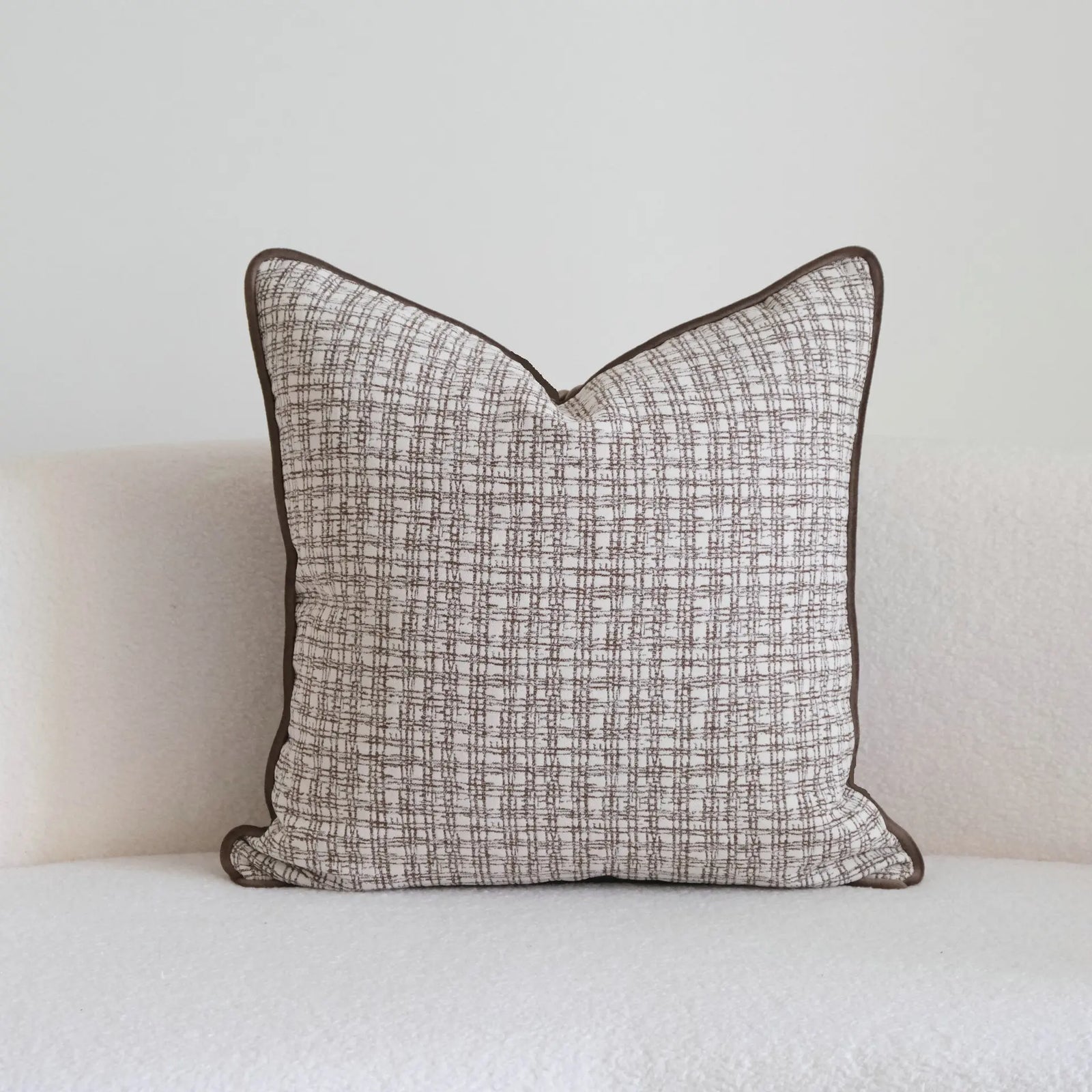 Housse de Coussin Marron Maillard - Motif Géométrique Jacquard