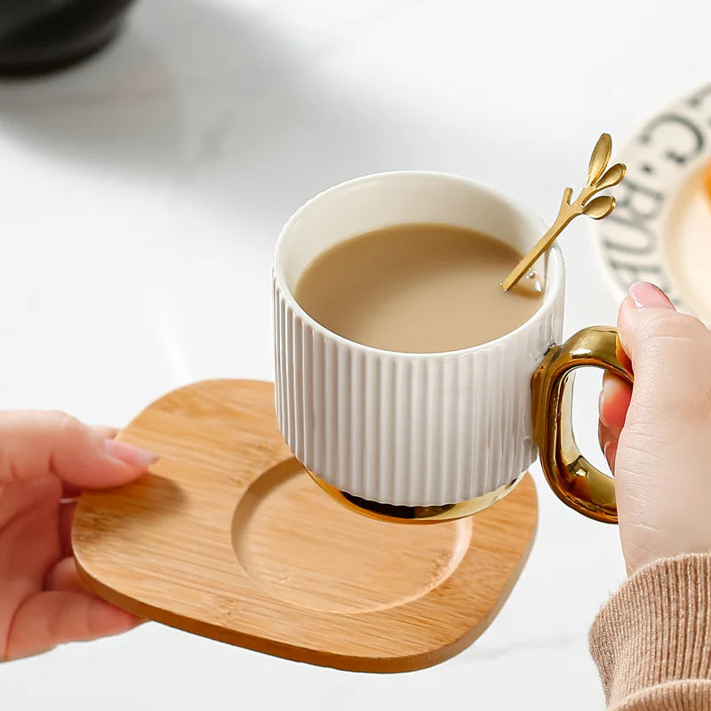 Tasse en Céramique avec Cuillère et Soucoupe Poignée Dorée