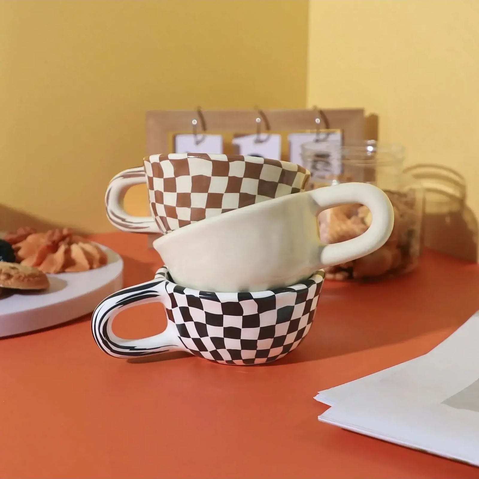 Tasse à Thé Céramique Motif Damier Forme Irrégulière