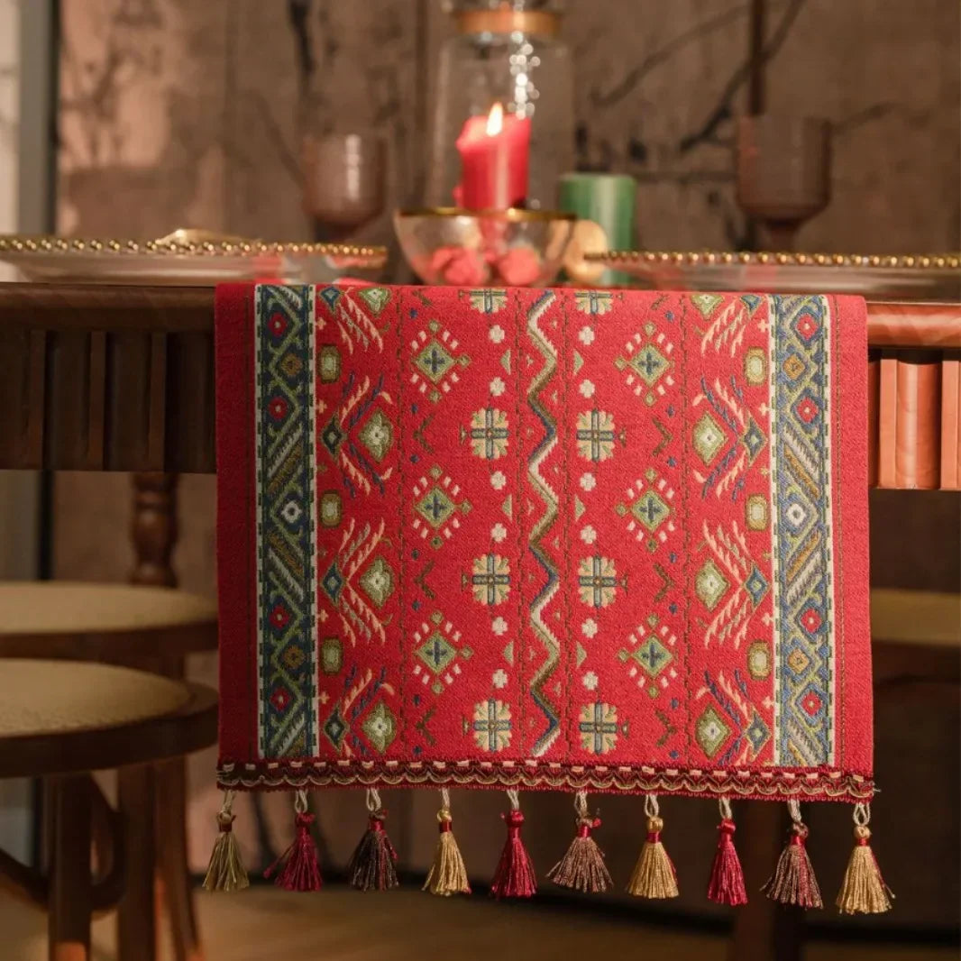 Chemin de Table Brodé Floral - Jacquard à Pompons