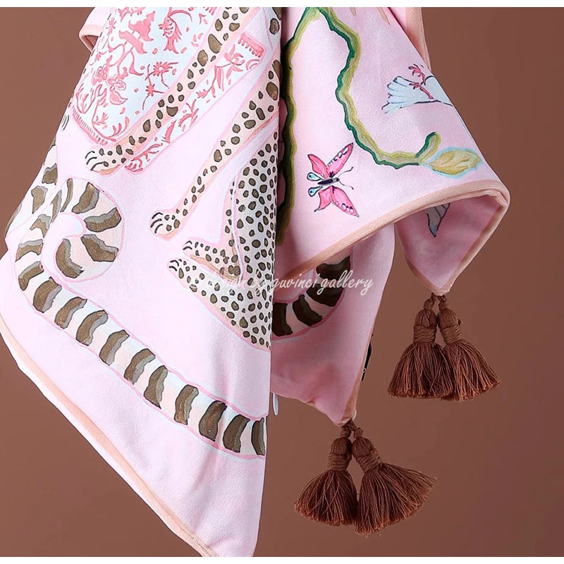 Housse de Coussin Velours Motif Léopard à Pompons