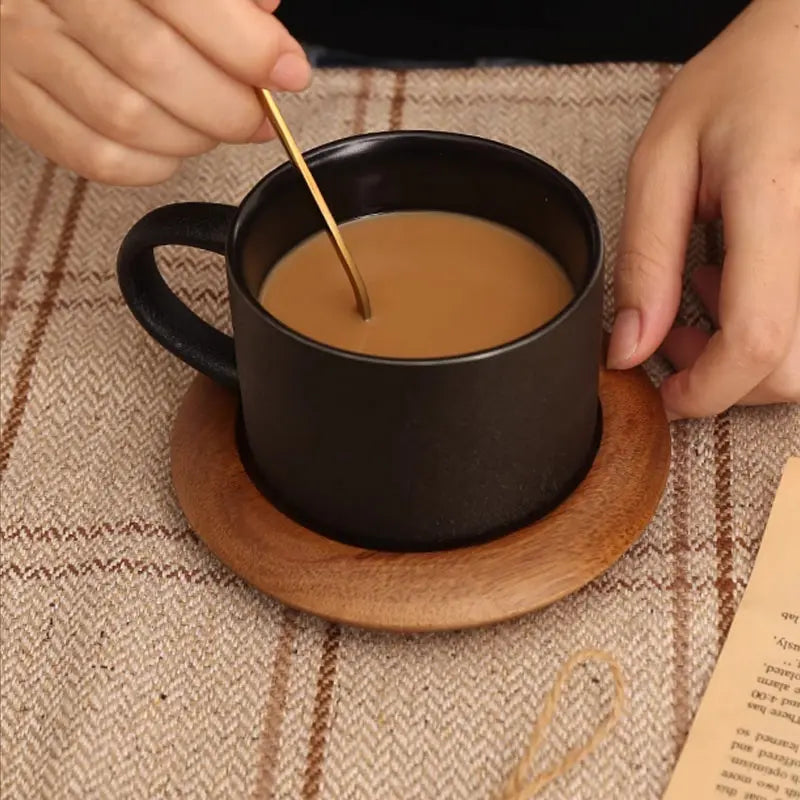 Tasse en Céramique Noire Nordique Givrée avec Soucoupe Bois