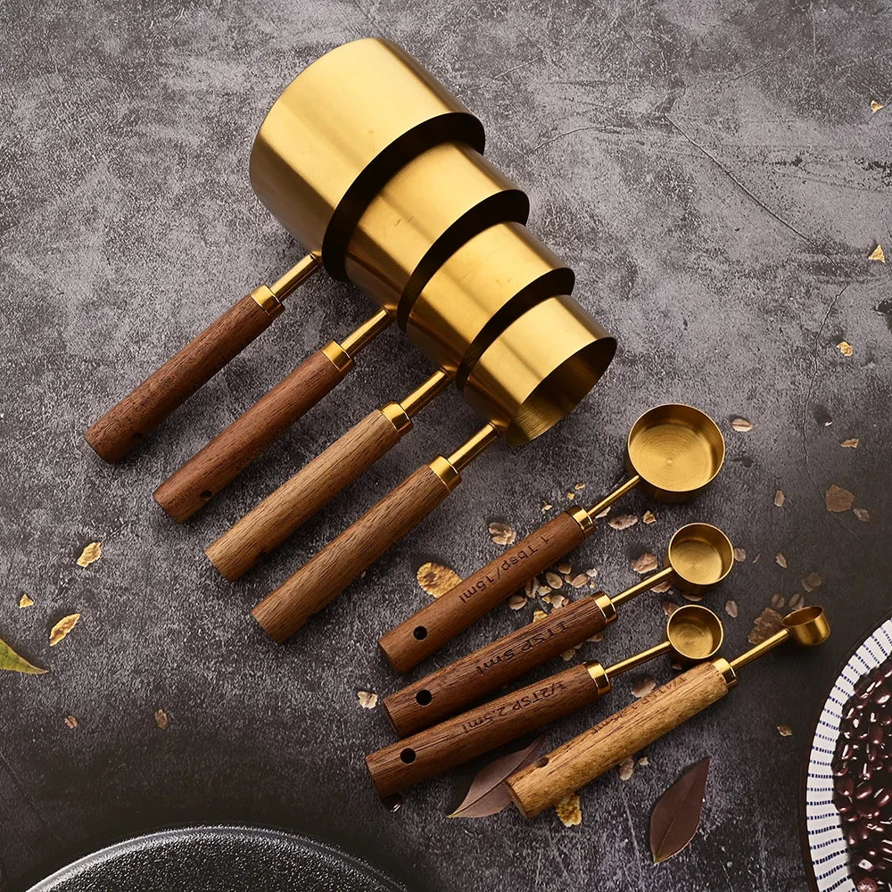 Ensemble Tasses et Cuillères à Mesurer Doré Manche Bois