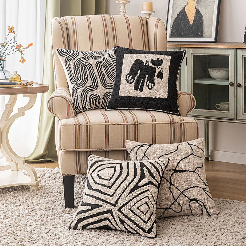 Housse de Coussin Brodée Motif Géométrique Abstrait Beige Noir