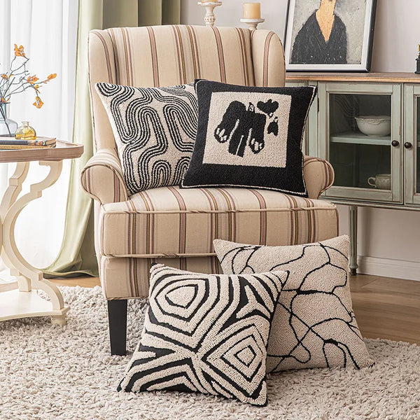 Housse de Coussin Brodée Motif Géométrique Abstrait Beige Noir