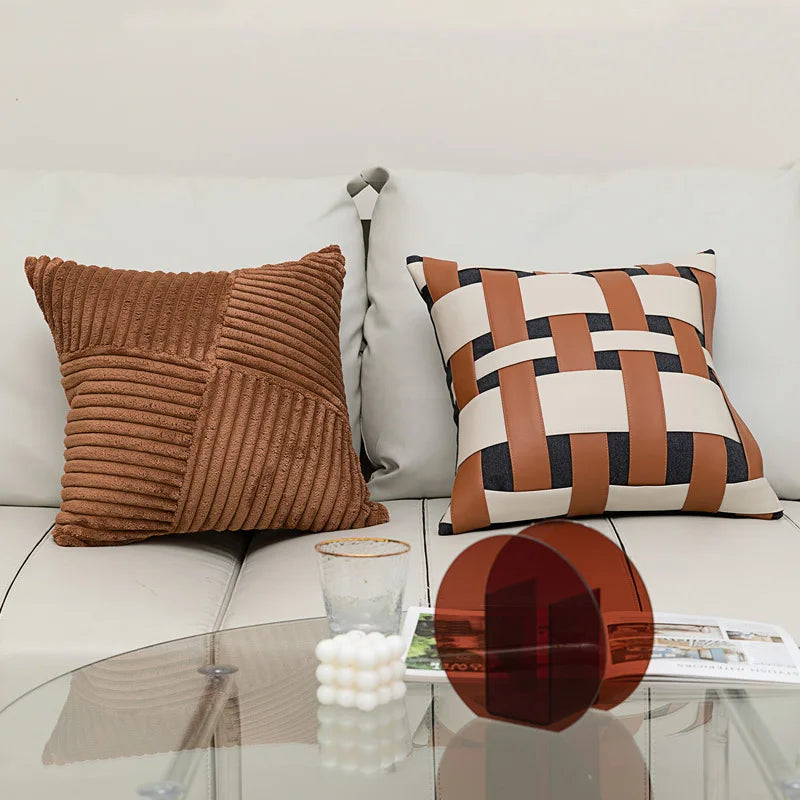 Housse de Coussin Pompons Noirs et Cuir Orange Format Lombaire