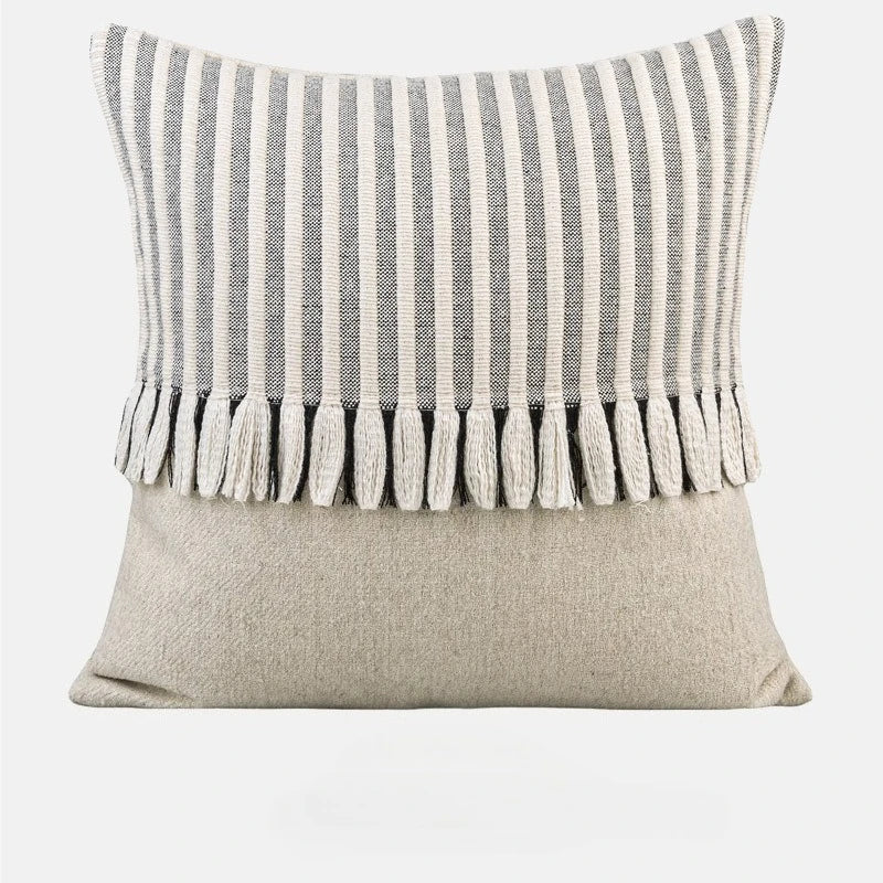 Housse de Coussin Noire Patchwork à Pompons