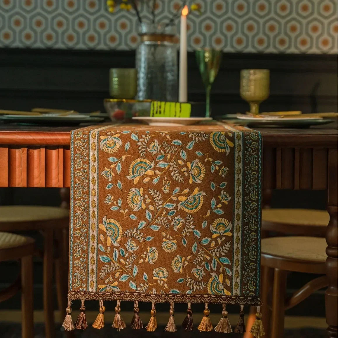 Chemin de Table Brodé Floral - Jacquard à Pompons