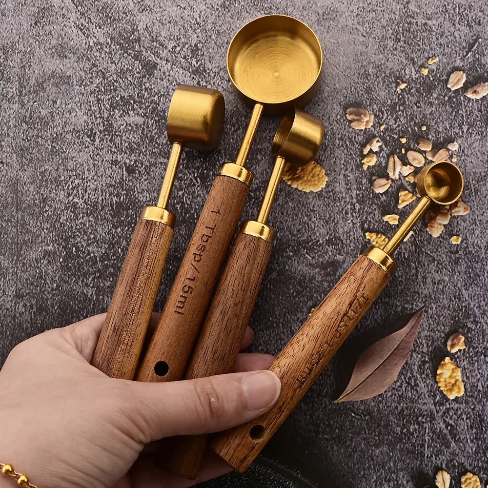 Ensemble Tasses et Cuillères à Mesurer Doré Manche Bois