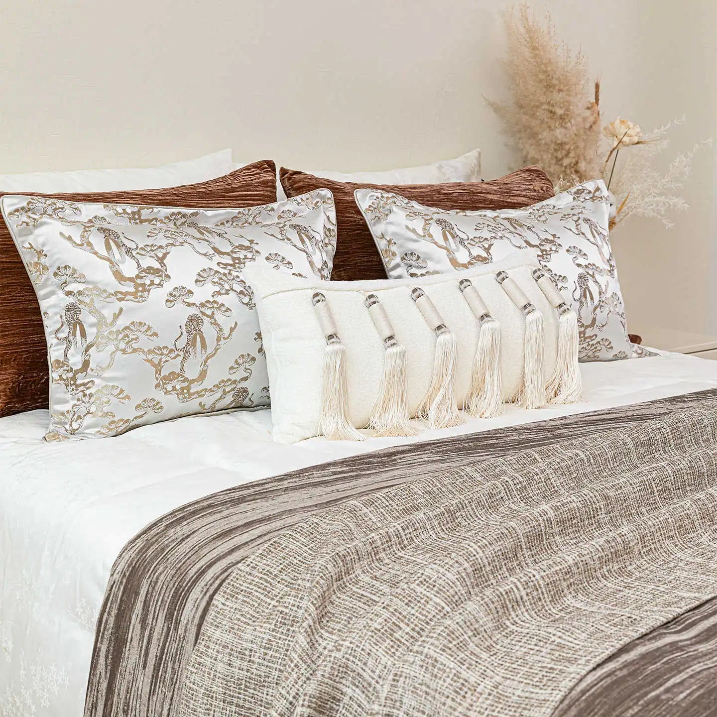 Housse de Coussin Beige à Pompons Format Long 30x65cm