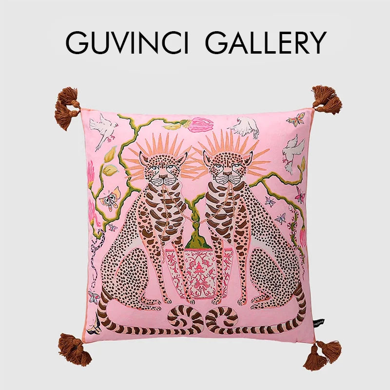 Housse de Coussin Velours Motif Léopard à Pompons