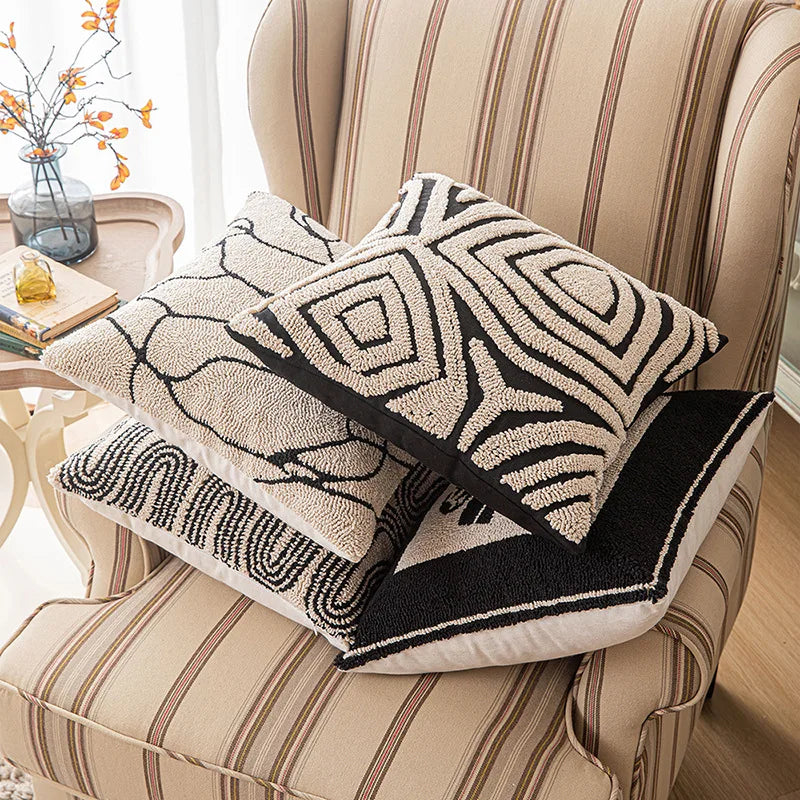 Housse de Coussin Brodée Motif Géométrique Abstrait Beige Noir