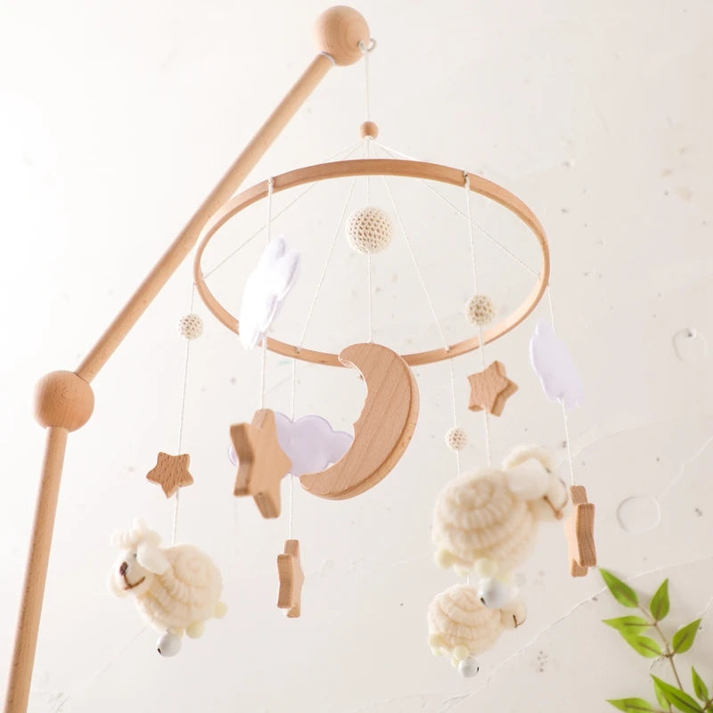 Mobile Musical en Bois et Feutrine pour Berceau