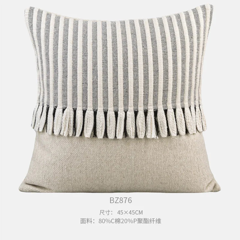 Housse de Coussin Noire Patchwork à Pompons