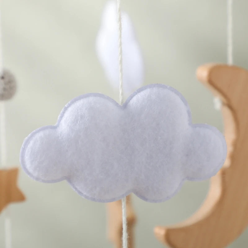 Mobile Musical en Bois et Feutrine pour Berceau
