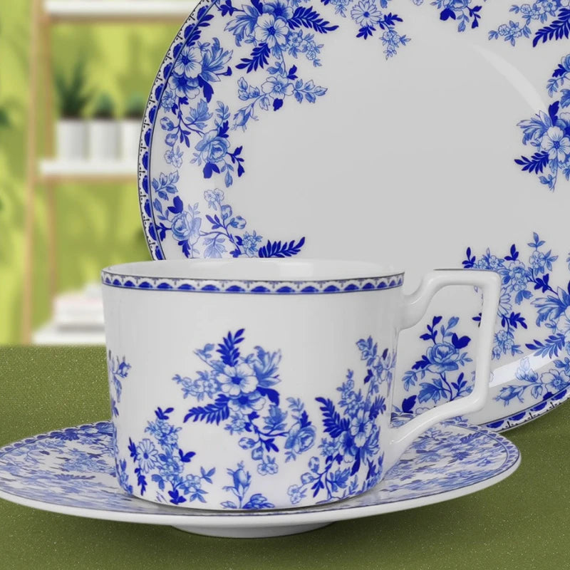 Assiette en Porcelaine Bleu et Blanc Motif Floral Classique