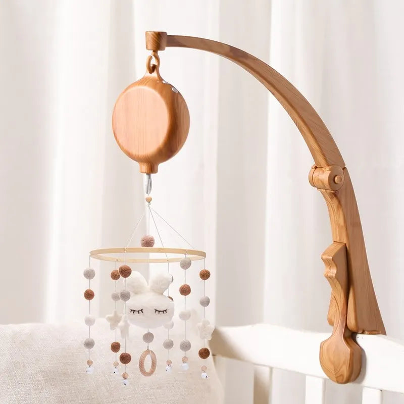 Mobile Musical en Bois et Feutrine pour Berceau