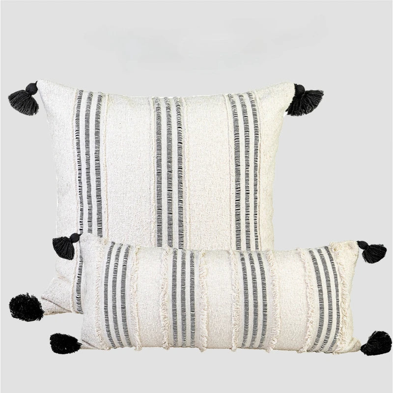 Housse de Coussin Noire Patchwork à Pompons