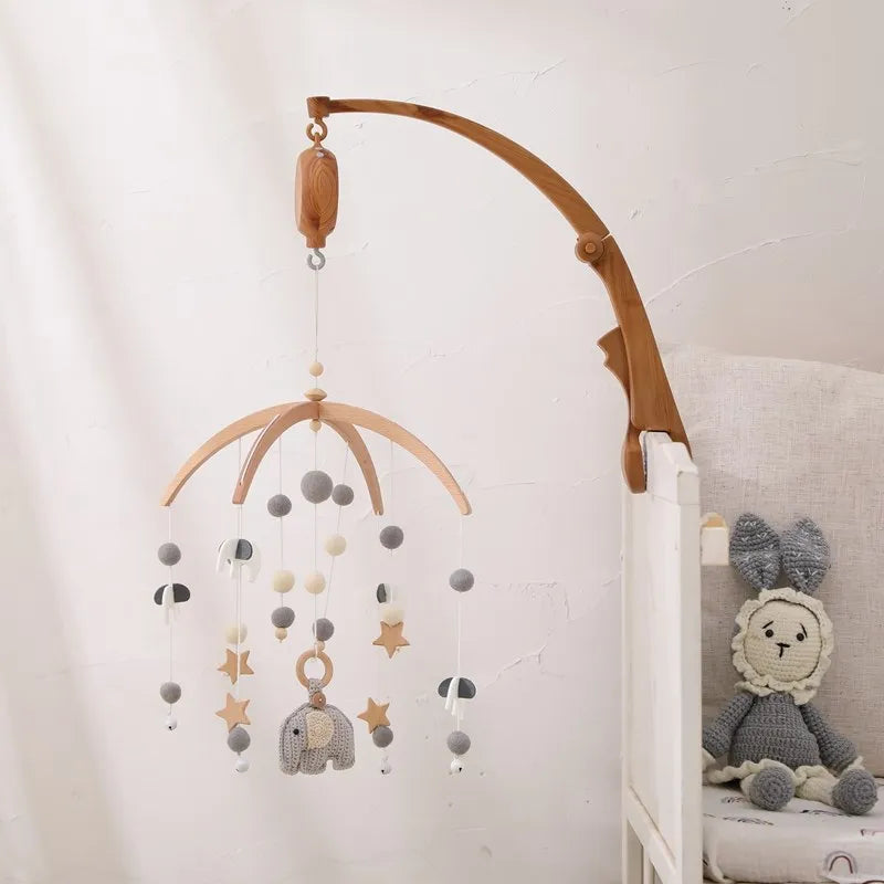 Mobile Musical en Bois et Feutrine pour Berceau