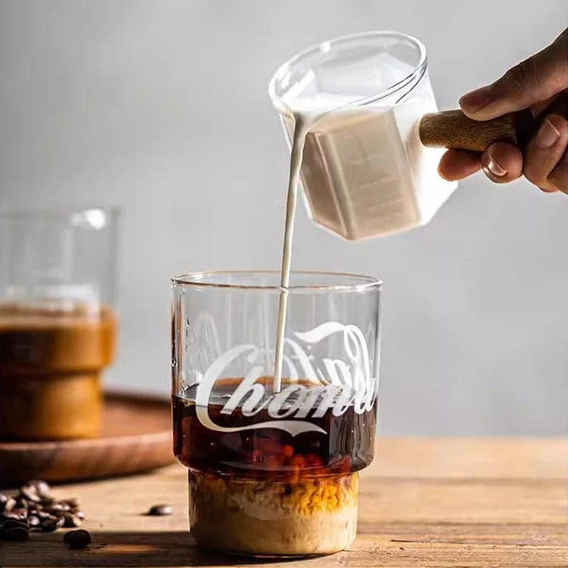 Pichet Doseur en Verre pour Lait et Café Poignée Bois