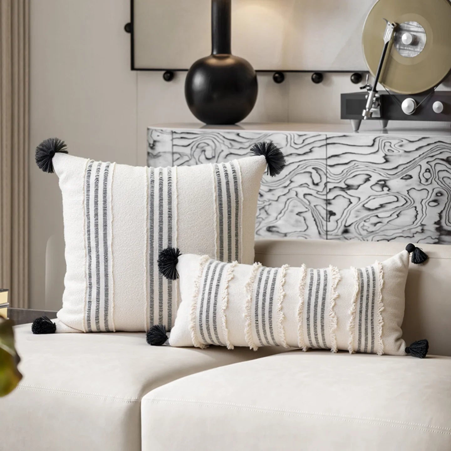 Housse de Coussin Noire Patchwork à Pompons