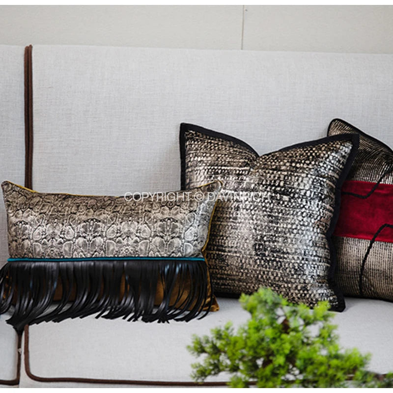 Housse de Coussin Lombaire Effet Python avec Pompon Art Déco