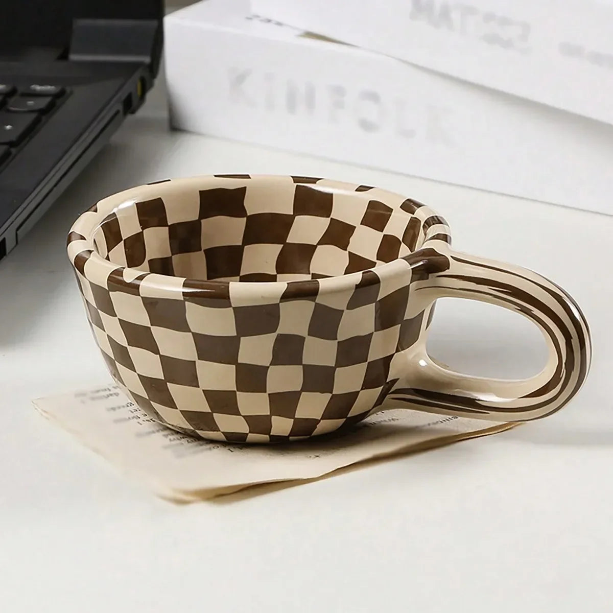 Tasse à Thé Céramique Motif Damier Forme Irrégulière