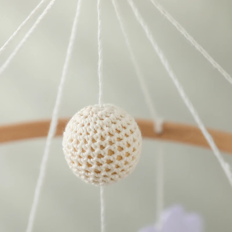 Mobile Musical en Bois et Feutrine pour Berceau