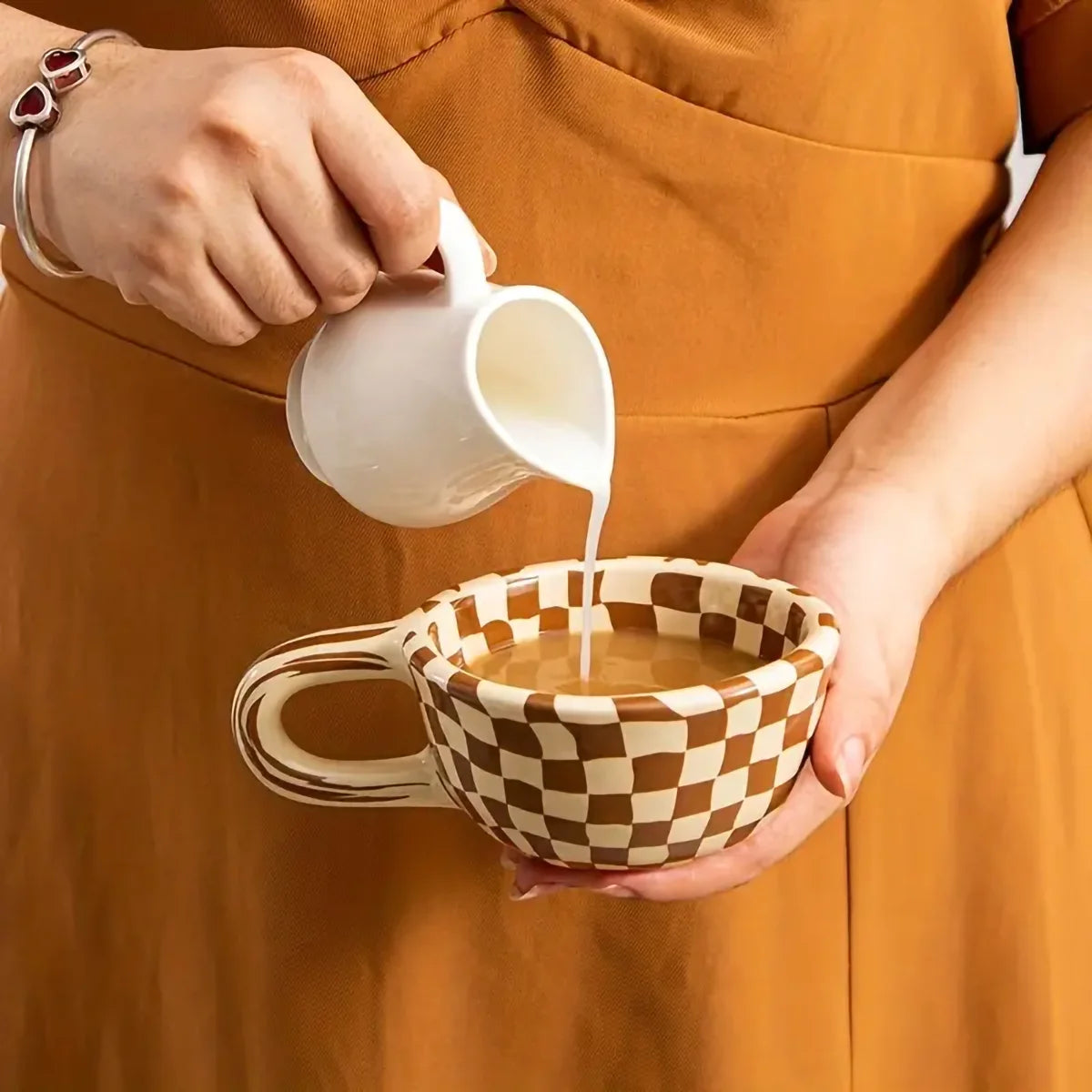 Tasse à Thé Céramique Motif Damier Forme Irrégulière