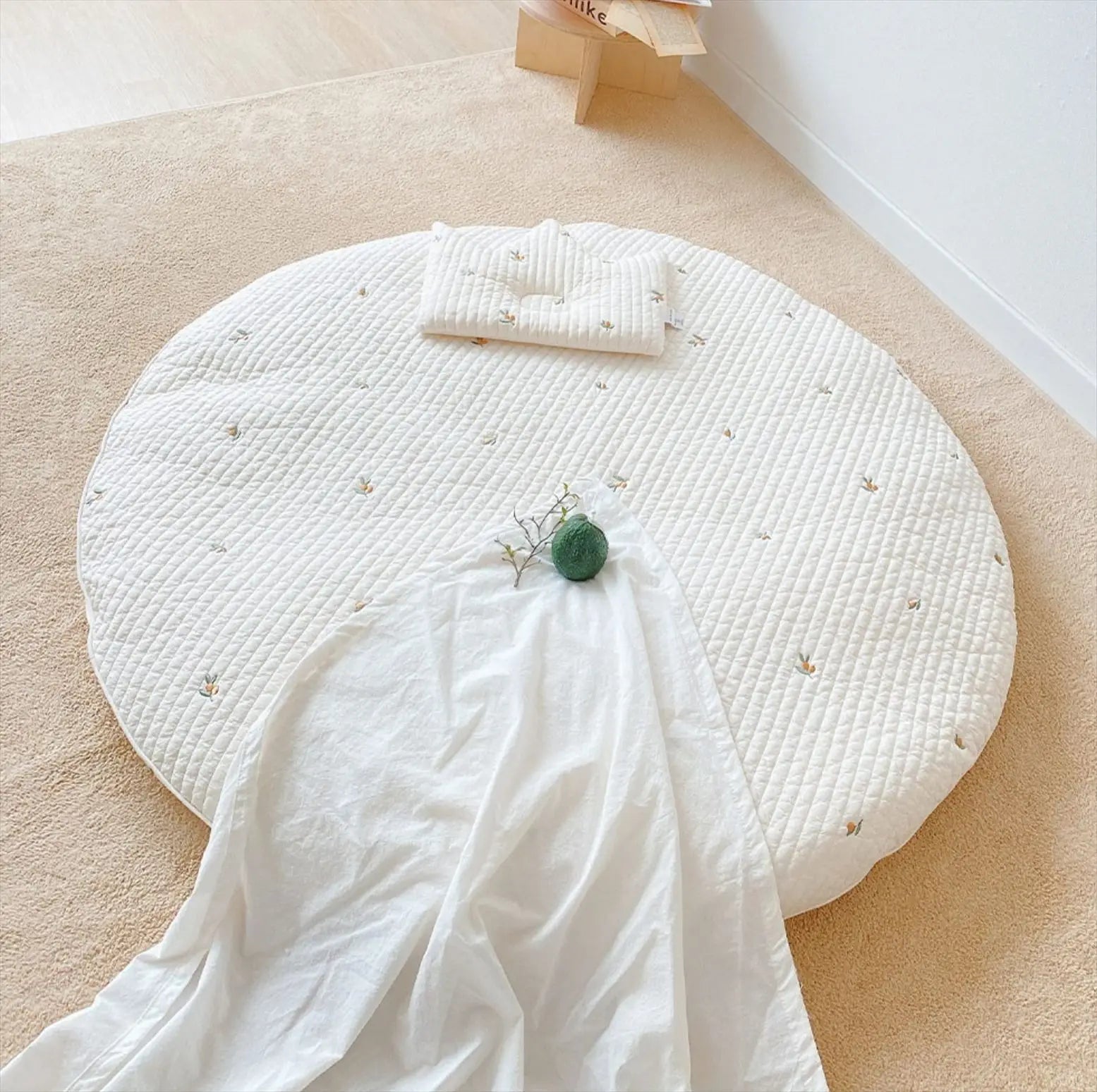 Tapis d'Éveil Rond Brodé Lapin et Fleurs