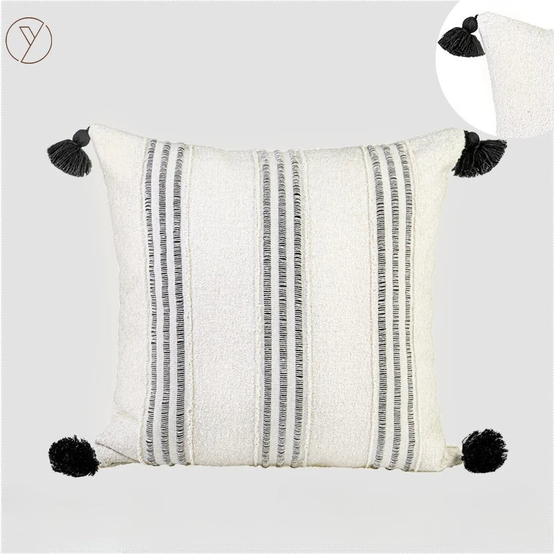 Housse de Coussin Noire Patchwork à Pompons