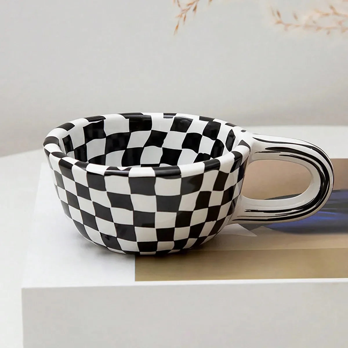 Tasse à Thé Céramique Motif Damier Forme Irrégulière