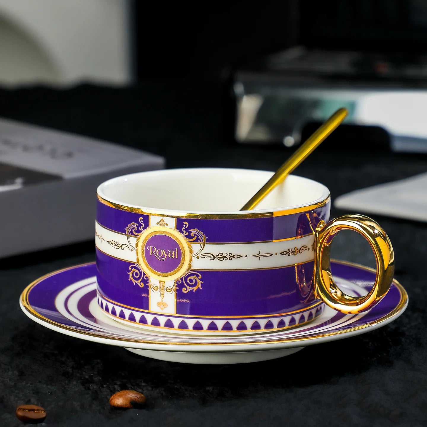 Tasse à Café Porcelaine Fine Bordure Dorée Style Royal