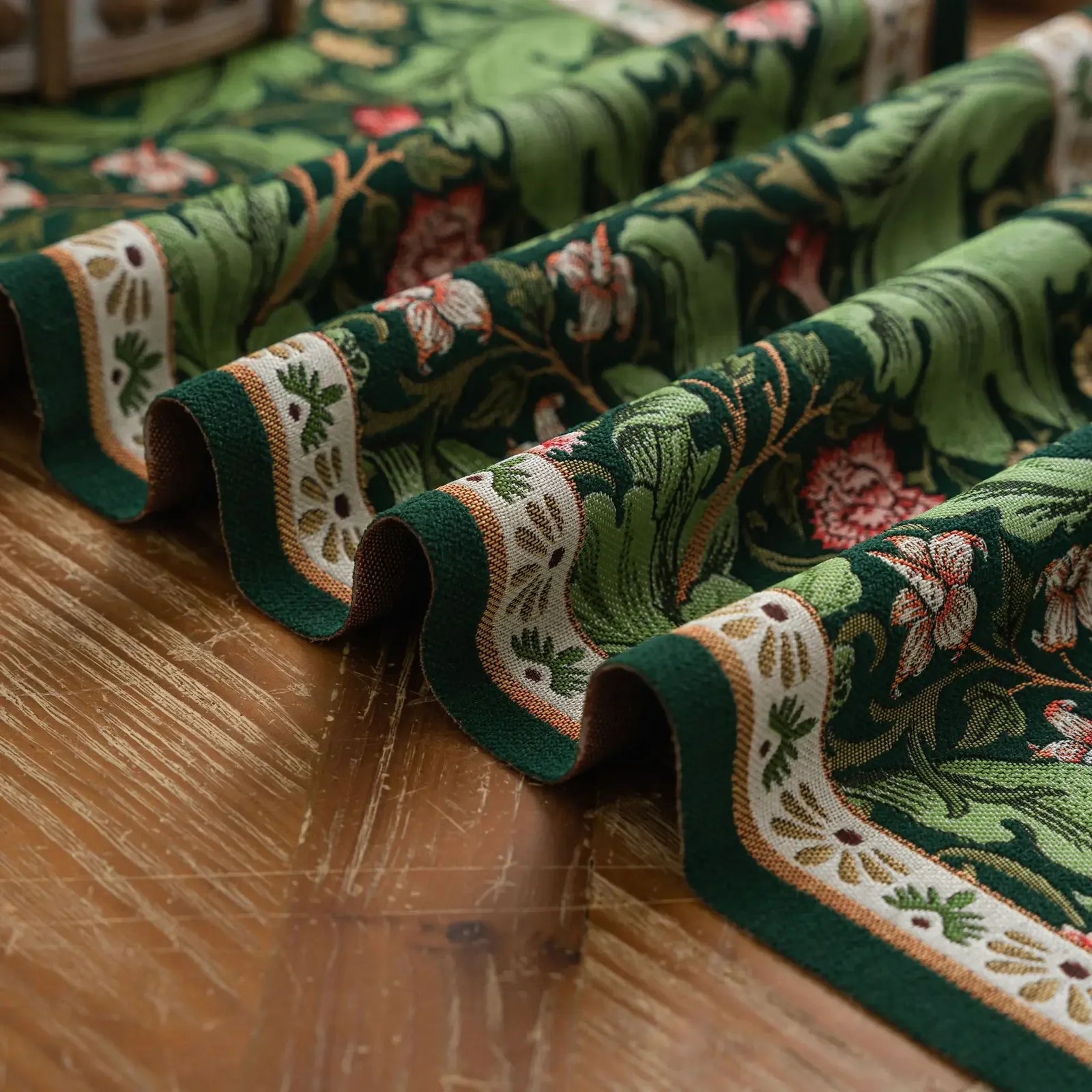 Chemin de Table Brodé Floral - Jacquard à Pompons