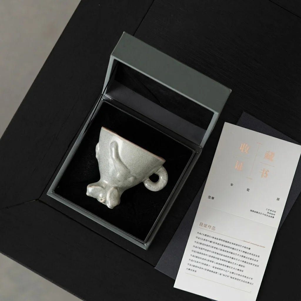 Tasse Sculpture Chat en Céramique Design Réversible