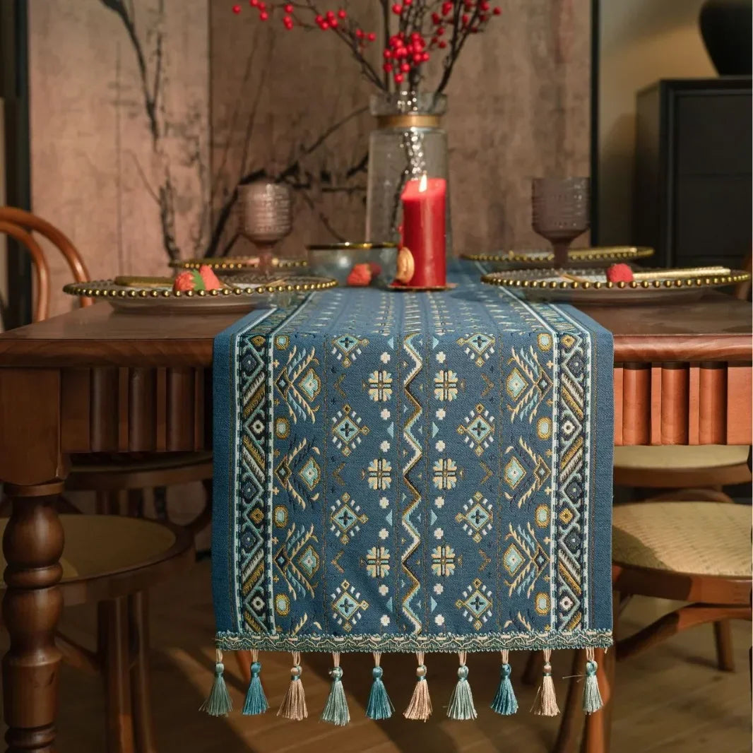 Chemin de Table Brodé Floral - Jacquard à Pompons