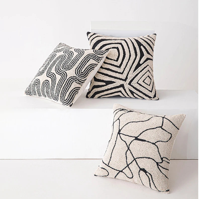 Housse de Coussin Brodée Motif Géométrique Abstrait Beige Noir