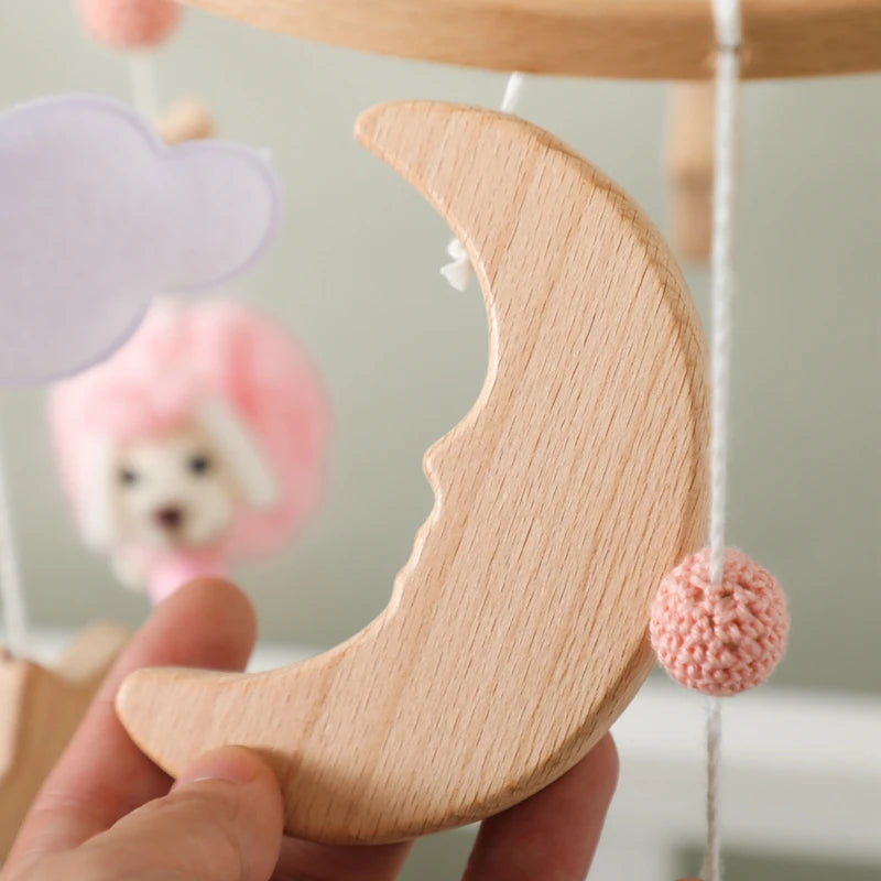 Mobile Musical en Bois et Feutrine pour Berceau