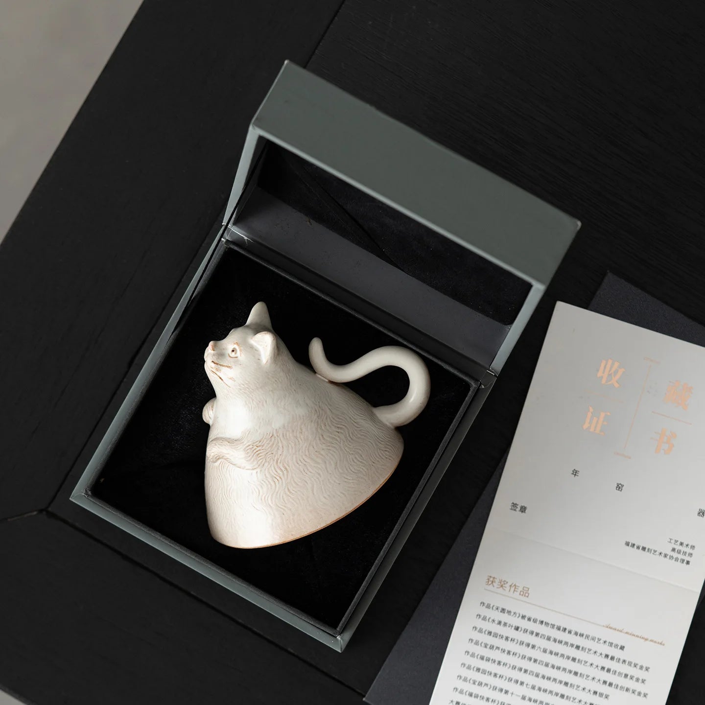 Tasse Sculpture Chat en Céramique Design Réversible