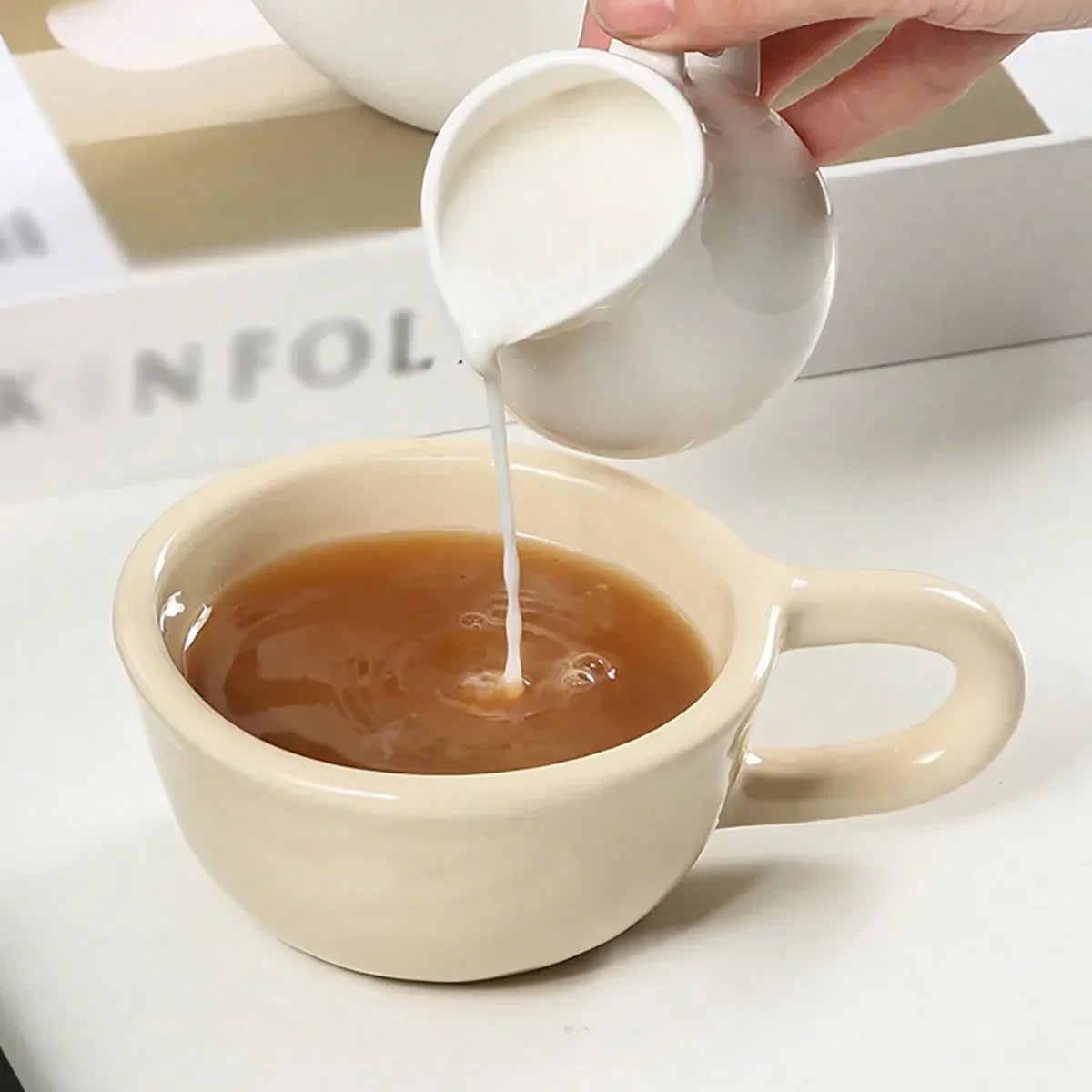 Tasse à Thé Céramique Motif Damier Forme Irrégulière