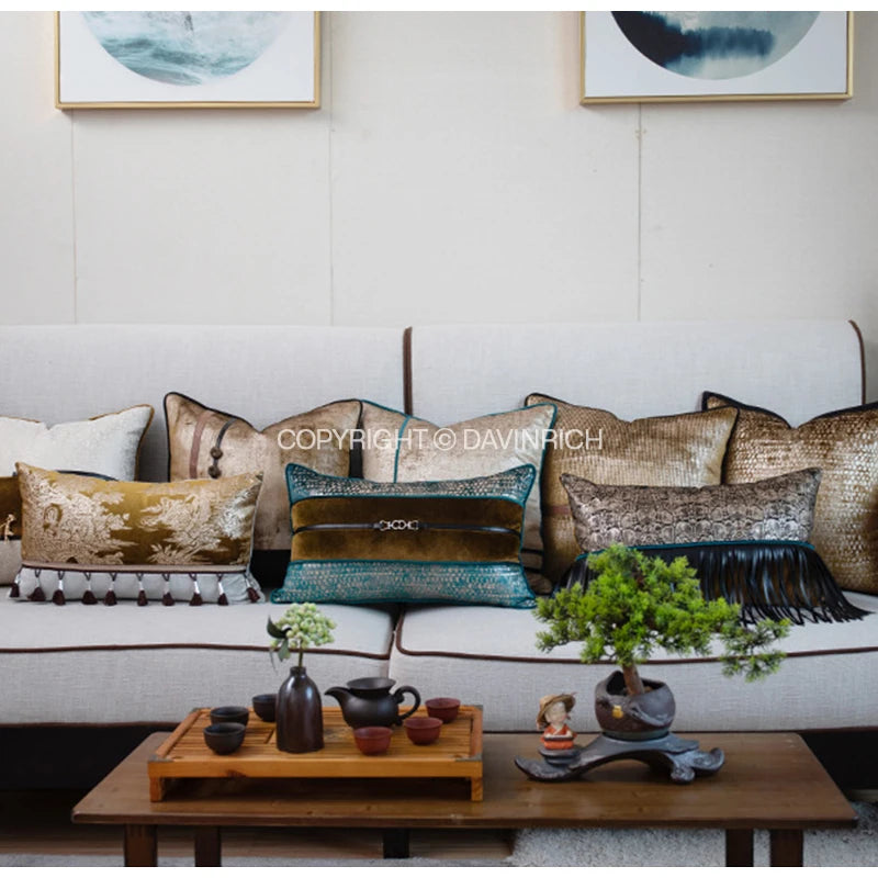 Housse de Coussin Lombaire Effet Python avec Pompon Art Déco