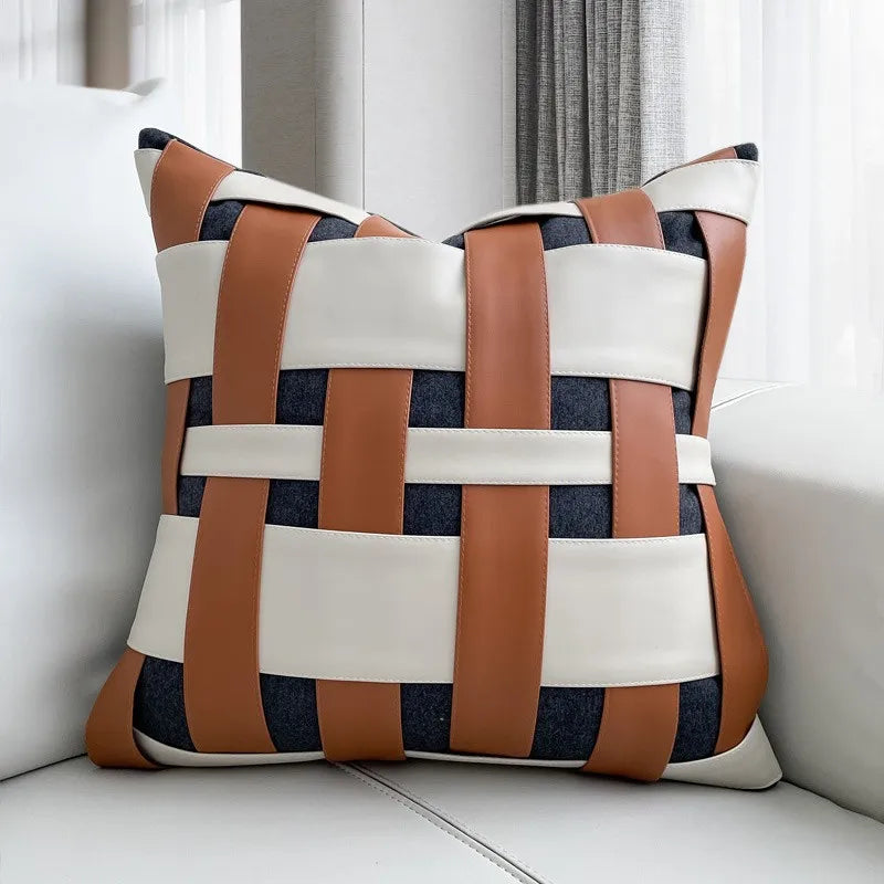Housse de Coussin Pompons Noirs et Cuir Orange Format Lombaire