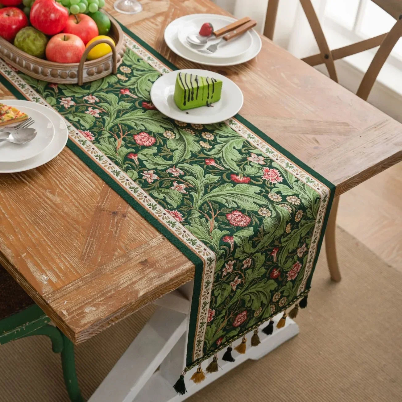 Chemin de Table Brodé Floral - Jacquard à Pompons