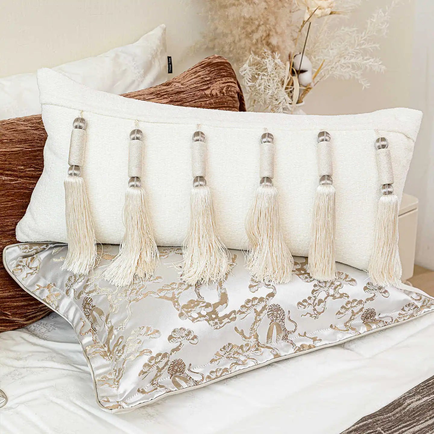 Housse de Coussin Beige à Pompons Format Long 30x65cm