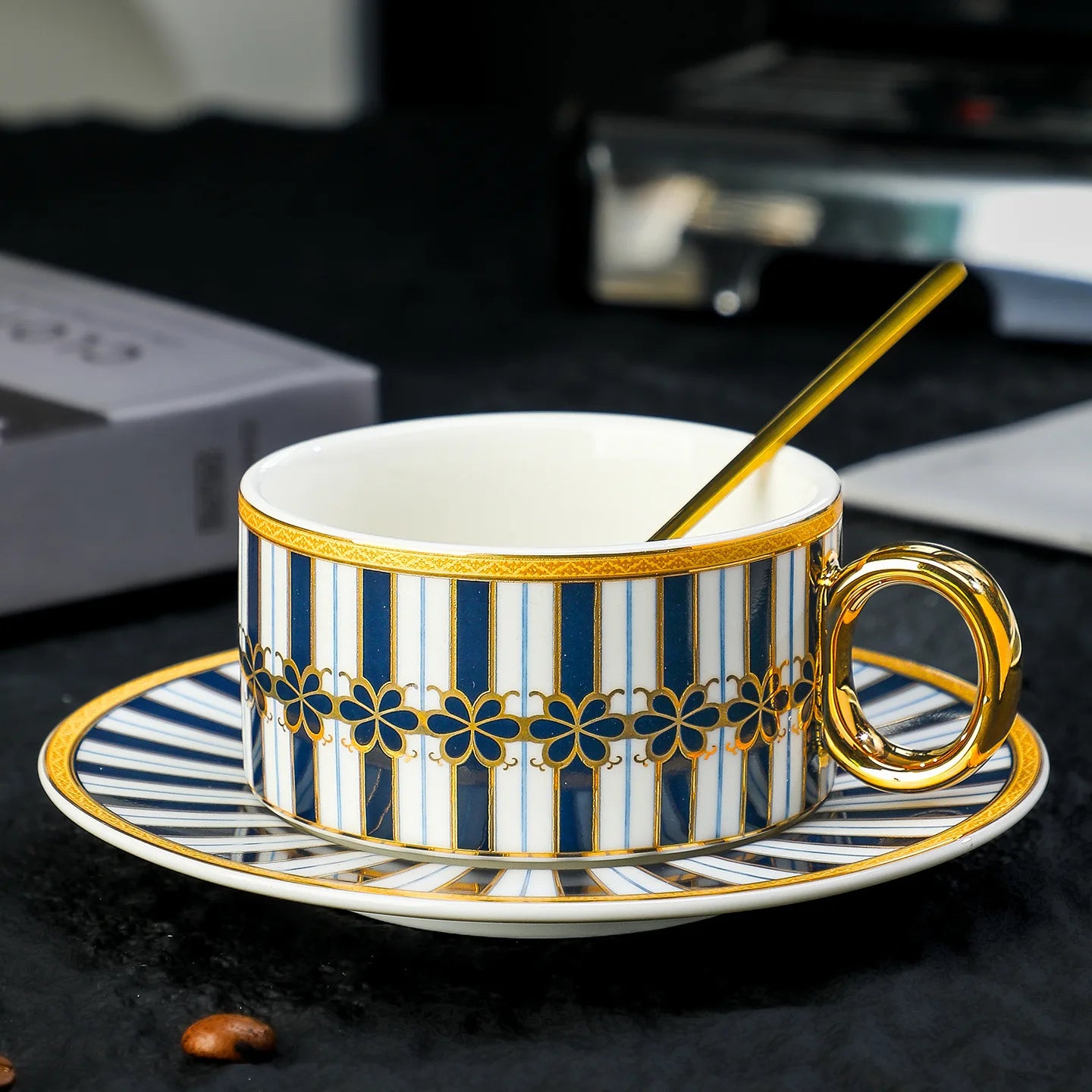 Tasse à Café Porcelaine Fine Bordure Dorée Style Royal