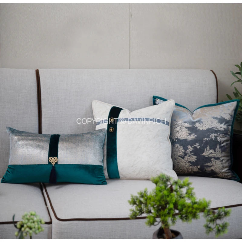 Housse de Coussin Lombaire Effet Python avec Pompon Art Déco