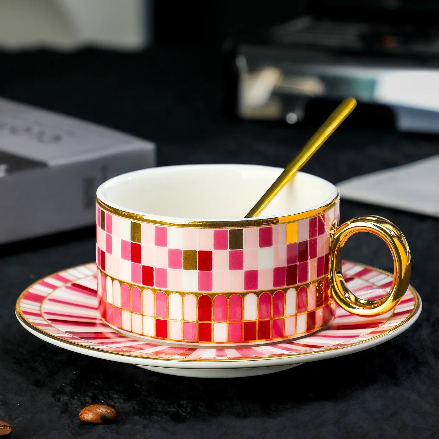 Tasse à Café Porcelaine Fine Bordure Dorée Style Royal